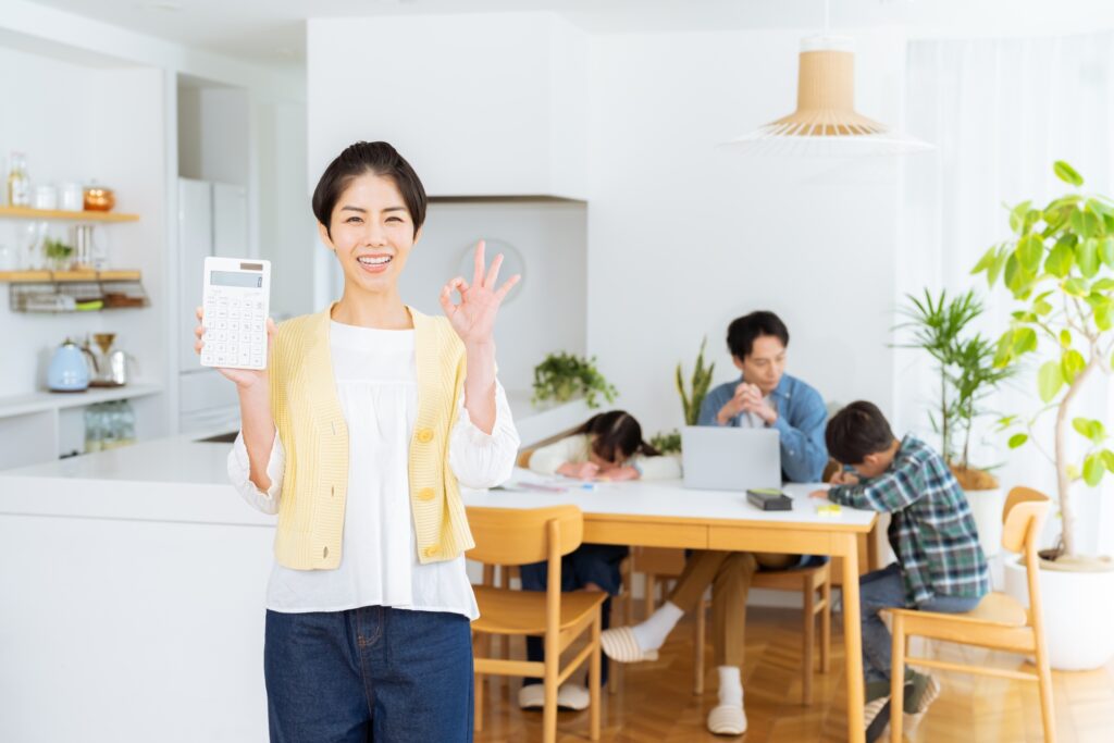 電卓を持った主婦